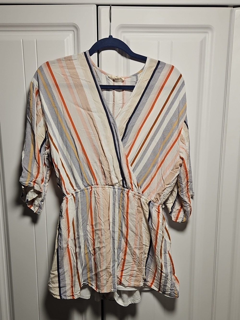 entro Cream, Orange & Navy Label Close-Up